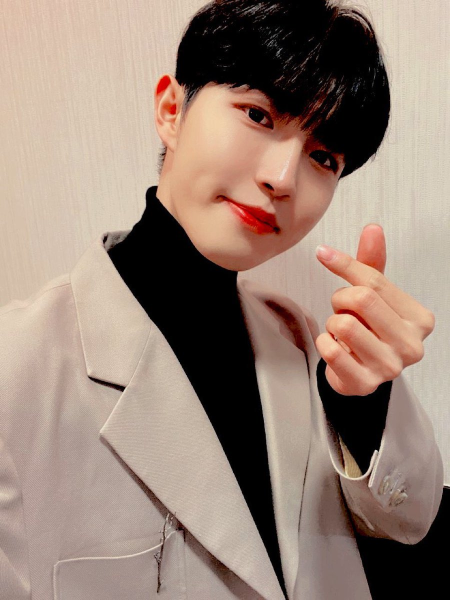 KJH_OFF's tweet photo. · ⚔️ゞ JΛΞHWΛN %_ 재환  ‹ 𝗺ᥲın vocᥲl, 𝗺ᥲın ın ᥱvᥱrythıng . ⃗. #𝗦𝗢𝗟𝖤𝖨𝖫𝗗𝗕  % 250821. 

El día de hoy suena #𝖫𝖨𝖪𝖤𝖨𝖳𝖶𝖠𝖲𝖬𝖸𝔹𝐈𝐑𝐓𝐇𝐃𝐀𝐘 de la preciosa de Soleil, woah ya tan rápido es tu debut, ¡muchas felicidades! Vine super fancy para festejar hoy! 🤩 https://t.co/Q1dEKZrXrF