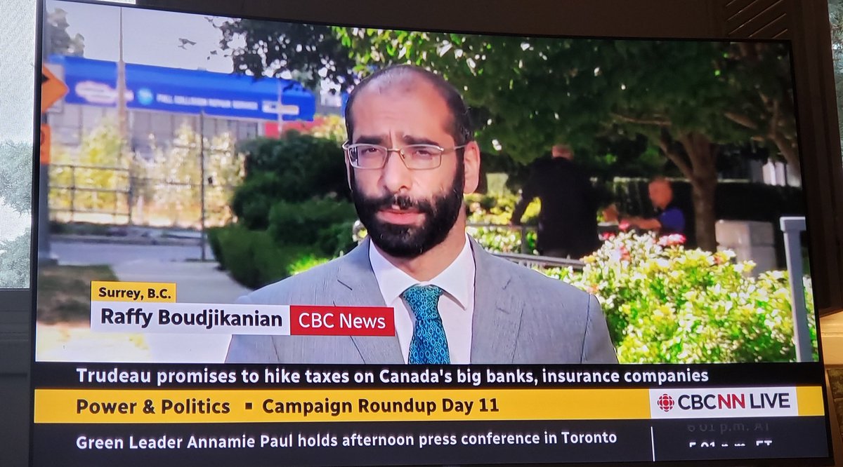 Mikeggibbs's tweet photo. CBC is reporting that the same anti-vax protestors in Hamilton yesterday were in BC today heckling Trudeau.
When asked if they were paid, a man wouldn't deny it.
So this is a basically Rent A Protestor. https://t.co/tSgdDP0GYb