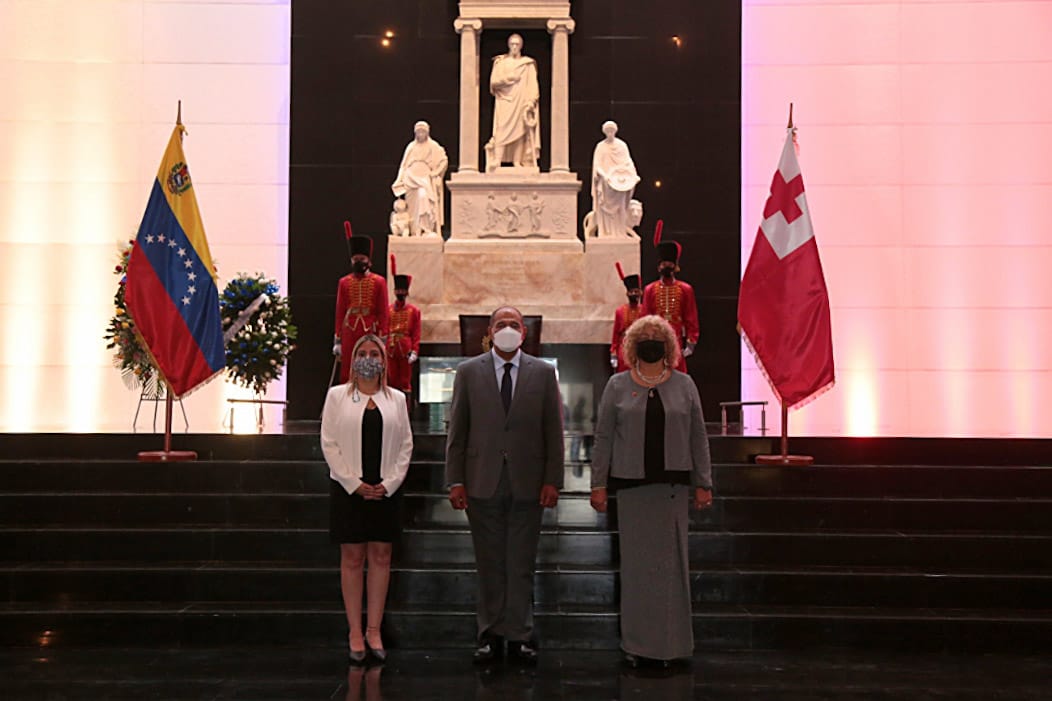 #EnFotos 📸 | Embajador concurrente del Reino de Tonga 🇹🇴 en nuestro país, Viliami Va’inga Tone, rindió honores este #25Ago al Libertador Simón Bolívar en el Panteón Nacional.