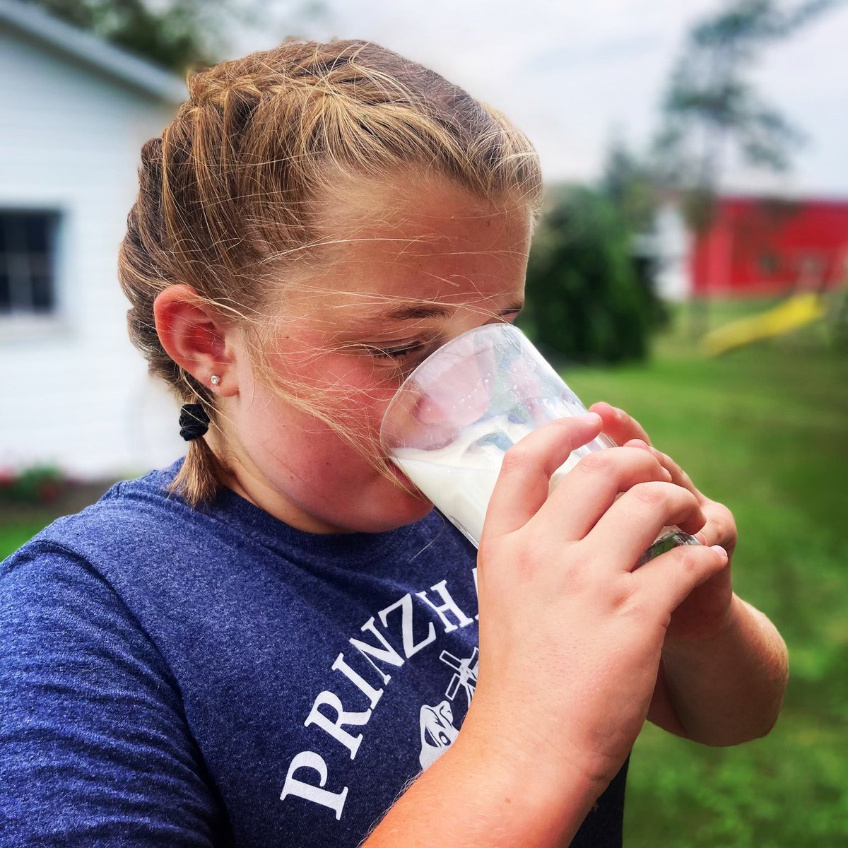 PrinzhavenFarms's tweet photo. How do farm girls refuel and recharge after cutting grass and before heading to the barn for chores? @OntarioDairy @dfc_plc @OntarioFarms #milkbreak #milkdoesabodygood #agmorethanever #stolethispictureandcopiedmomspost https://t.co/JpE0sbMy1G