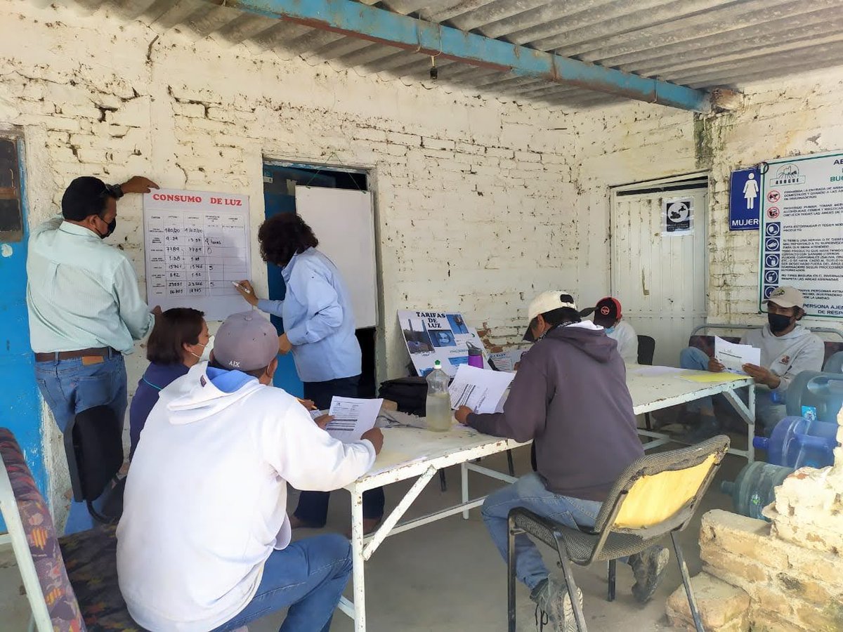 MoraimaGonzlez7's tweet photo. Capacitación Goteo Rancho Guadalupe #juventinorosas  @manejorecetasderiego  consumo  de luz y agua, manejo agroecológico de plagas @MUAC_GTO  @DesdeGto  @CAlbertoGtzMtz  @SDAyR_GTO https://t.co/0k0EY9RoPo