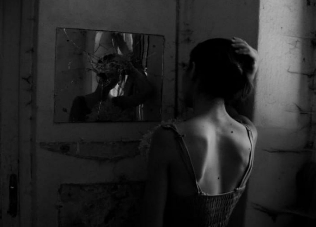 "Var olduğumu hissettiğim yerde değilim.
Kendimi ararken, beni arayanın kim olduğunu bilemiyorum.
Herşeyden sıkılarak gevşiyorum. Ruhumdan kovulmuşum sanki..."

🖤

Huzursuzluğun Kitabı, Fernando Pessoa