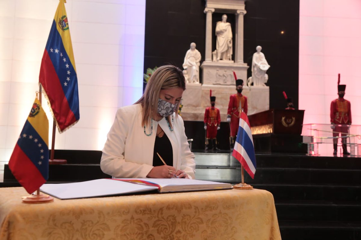 Cancilleria_ve's tweet photo. #EnFotos 📸 | El diplomático tailandés estuvo acompañado por las viceministras para Asia, Medio Oriente y Oceanía, Capaya Rodríguez, y de Política Interior y Seguridad Jurídica de @MIJP_Vzla, Alana Zuloaga Ruiz. 

#25Ago https://t.co/gMVXZY373B