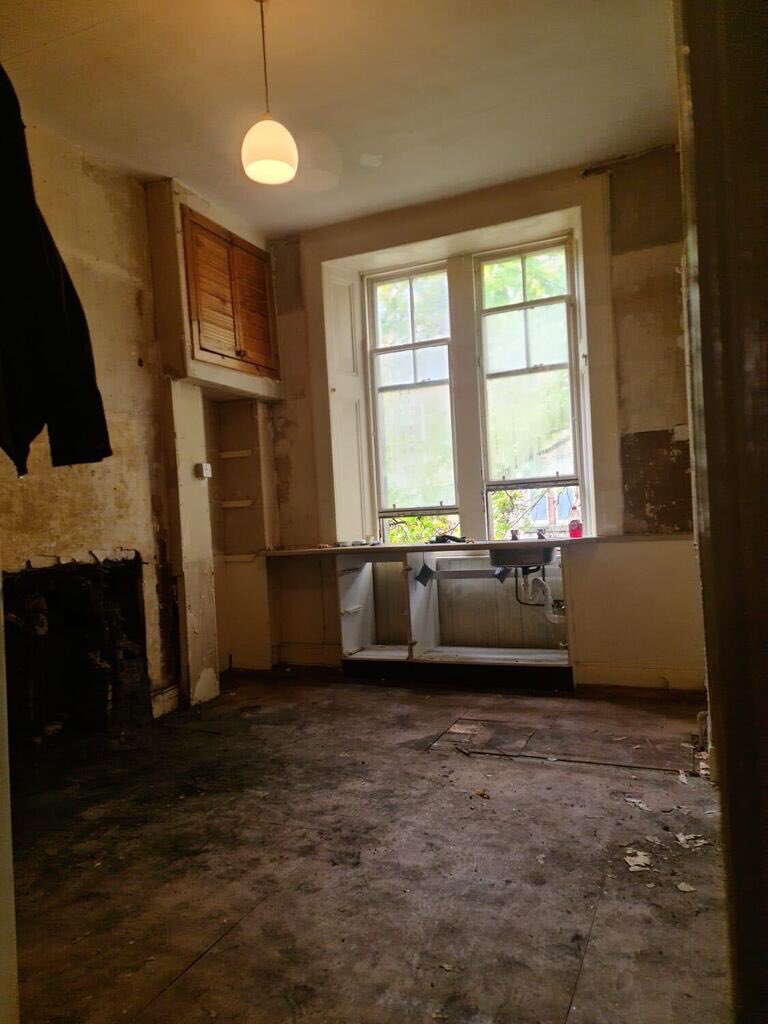 PropertyBorland's tweet photo. Our aim?🤔 To turn this one bedroom apartment (with a kitchen recess and utility) in a 2 bedroom apartment with a master bedroom en suite
We’re working with our investor and renovations partner to convert the old kitchen and utility room of this apartment into a master bedroom https://t.co/zoCu1uMXWD