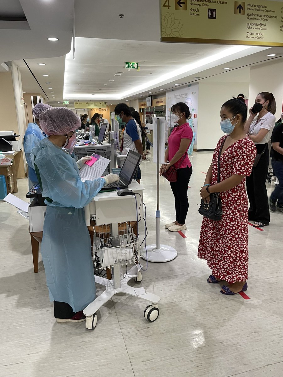 plenggg's tweet image. ไม่รู้บริษัทอื่นเป็นมั้ย แต่แสนสิริจัดฉีดวัคซีนพนักงานครบแล้วยัง ‘ซื้อ’ ซิโนฟาร์มให้คนที่อยู่บ้านเดียวกับพนักงาน ได้ฉีดทุกคน!🙏🏻ขอบคุณและภูมิใจมากค่ะ ถ้าไม่มี @SansiriPLC แม่บ้าน(ต่างด้าว)คงไม่ได้ฉีด ถึงได้ก็ไม่รู้เมื่อไหร่เลย รับความเสี่ยงทุกวัน😭 #NoOneLeftBehind จริงๆค่ะ..รัก❤️