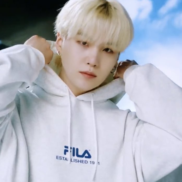 YGEB0Y's tweet photo. HELLO SUGA?! https://t.co/mgn3D3luh6