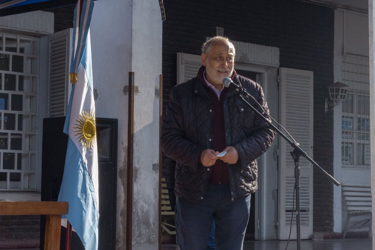 patriciacubria's tweet photo. El Obispo de San Justo Eduardo García ponderó la educación que educa para el presente recompensando "el esfuerzo por crecer y progresar sin tirar a nadie en el volquete"
Y el compañero @recine147 @CEHLaM celebró el esfuerzo de las instituciones @FrenteVecinalLM 
@Dani_Dauria https://t.co/P20RtQhZFc