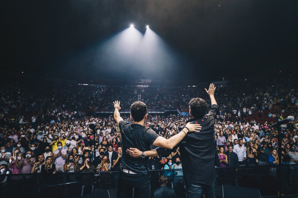 Ya arrancó el COMPADRES TOUR USA 2021🎶 ¡El añorado regreso a los escenarios! <a href="/andrescepeda/">Andrés Cepeda</a> y <a href="/Fonseca/">Fonseca</a> continúan impactando Estados Unidos con su gran show. Miami fue testigo de esto en el FTX Arena que incluyó un Sold Out. ¿Qué esperas para animarte y asistir?