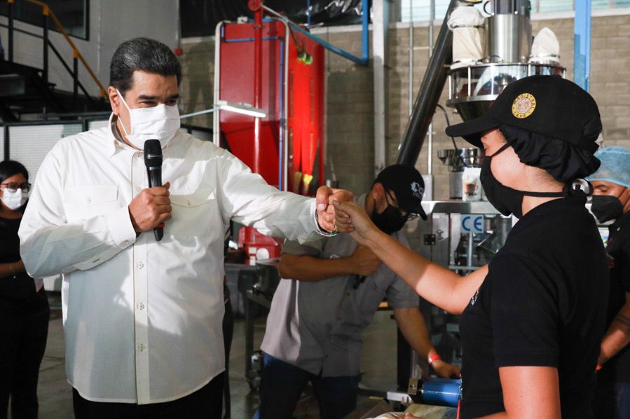 ViceVenezuela's tweet photo. #EnFotos || El Pdte. @NicolasMaduro instruyó a su equipo de Gobierno trabajar para alcanzar la expansión y mejora de los CLAP, “dos mercados por mes, con más y mejores productos”.

#PuebloProductor https://t.co/LI0Hqi8Cfm