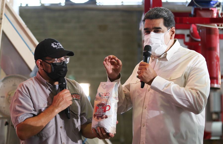 #EnFotos || El Pdte. <a href="/NicolasMaduro/">Nicolás Maduro</a> instruyó a su equipo de Gobierno trabajar para alcanzar la expansión y mejora de los CLAP, “dos mercados por mes, con más y mejores productos”.

#PuebloProductor
