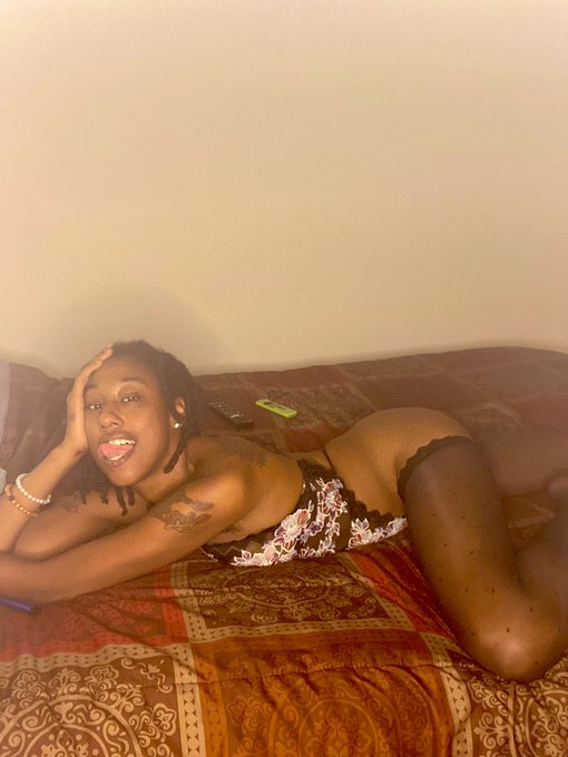 . Giving Savage with this Fenty on 🔥🔥🔥.!! #SavagexFenty #fenty #tweetyblixxx https://t.co/LWKAbfx1PM<a href="/tag/savagexfenty"class="tags">#SavagexFenty</a><a href="/tag/fenty"class="tags"><span>#fenty</span></a><a href="/tag/tweetyblixxx"class="tags"><span>#tweetyblixxx</span></a>