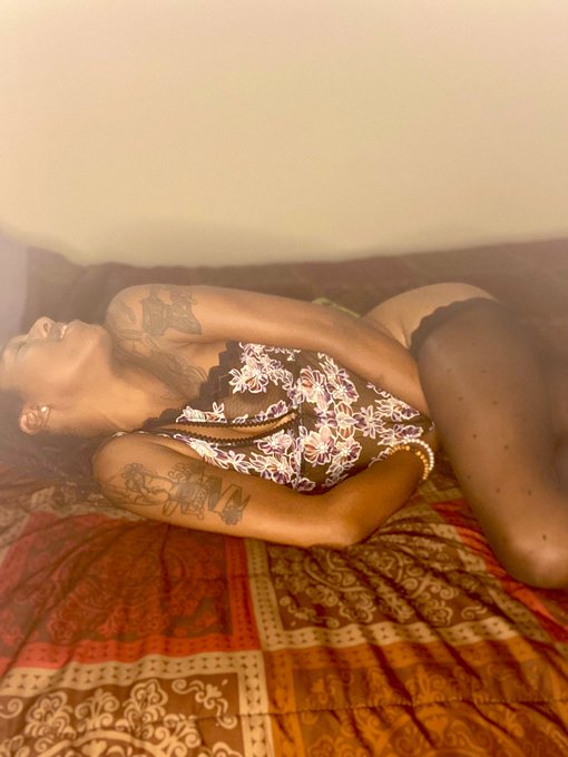 . Giving Savage with this Fenty on 🔥🔥🔥.!! #SavagexFenty #fenty #tweetyblixxx https://t.co/LWKAbfx1PM<a href="/tag/savagexfenty"class="tags">#SavagexFenty</a><a href="/tag/fenty"class="tags"><span>#fenty</span></a><a href="/tag/tweetyblixxx"class="tags"><span>#tweetyblixxx</span></a>