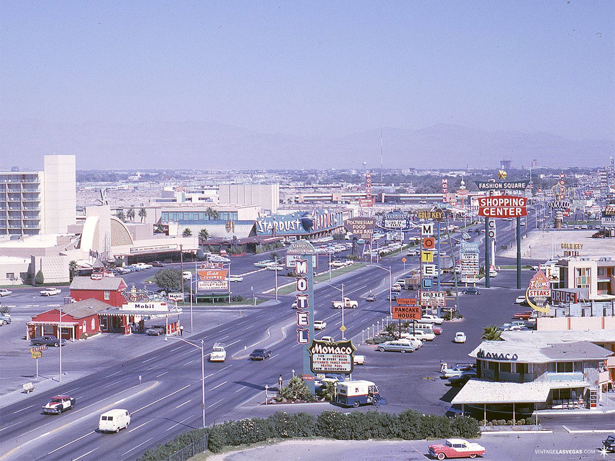 summacorp's tweet photo. Las Vegas Strip, 1964 – view from the Desert Inn https://t.co/MvcxdSyRCQ
