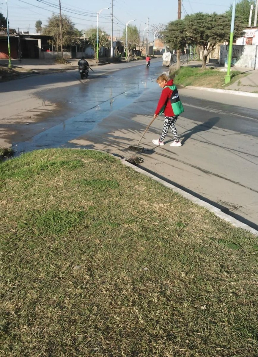Concluimos un día más estando a la par del vecino que más lo necesita en diferentes barrios de la capital brindándole una vianda de comida, merienda y colaborando con mano de obra gratuita. Agradezco el apoyo del Diputado <a href="/cisneros_tuc/">Carlos Cisneros</a> y todos nuestros colaboradores.