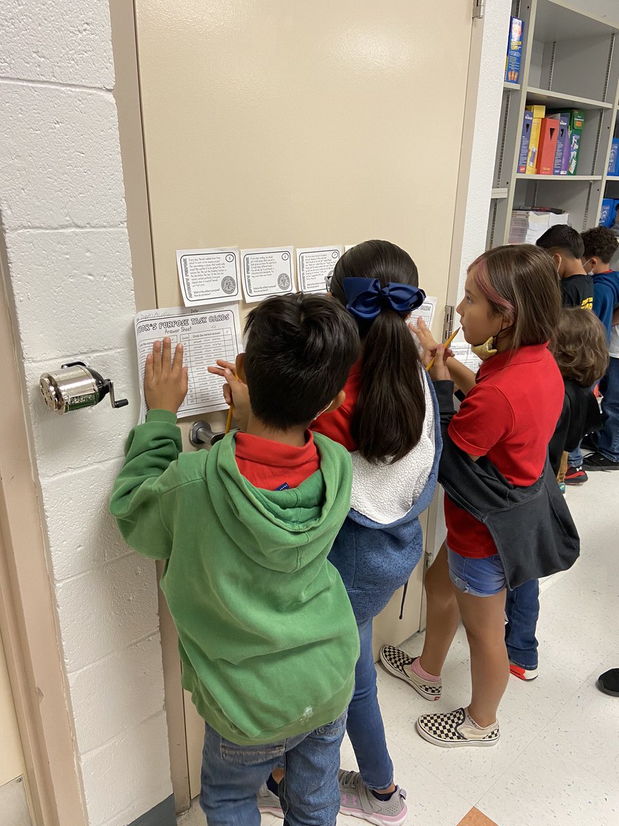 ZReyes_PDN's tweet photo. Task cards scavenger hunt to get those brains thinking 💭🧠 #thatsmyclass💪🏼 https://t.co/jtby7KvHrO