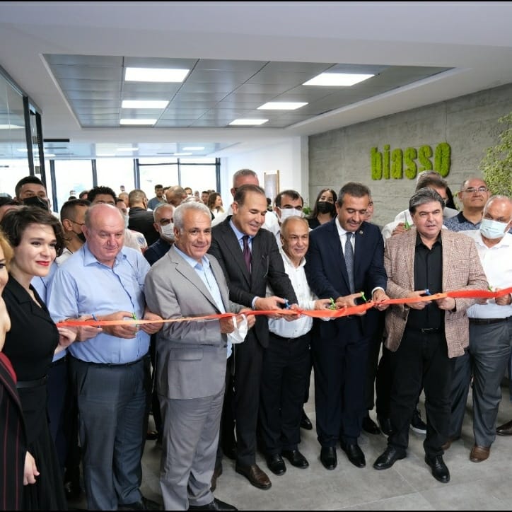 Canım kızım büyüdüğünde MİMAR olacağını ve ofisinin adını da BİASSO yapacağını söylerdi.
İdeallerini gerçekleştirirken hep böyle başarılı  olacağına  inanıyorum. 
Vatanımıza,milletimize, Adanamıza ve bizlere hayırlı işlerinle imza atmanı diliyorum.Allah hayırlı uğurlu etsin.