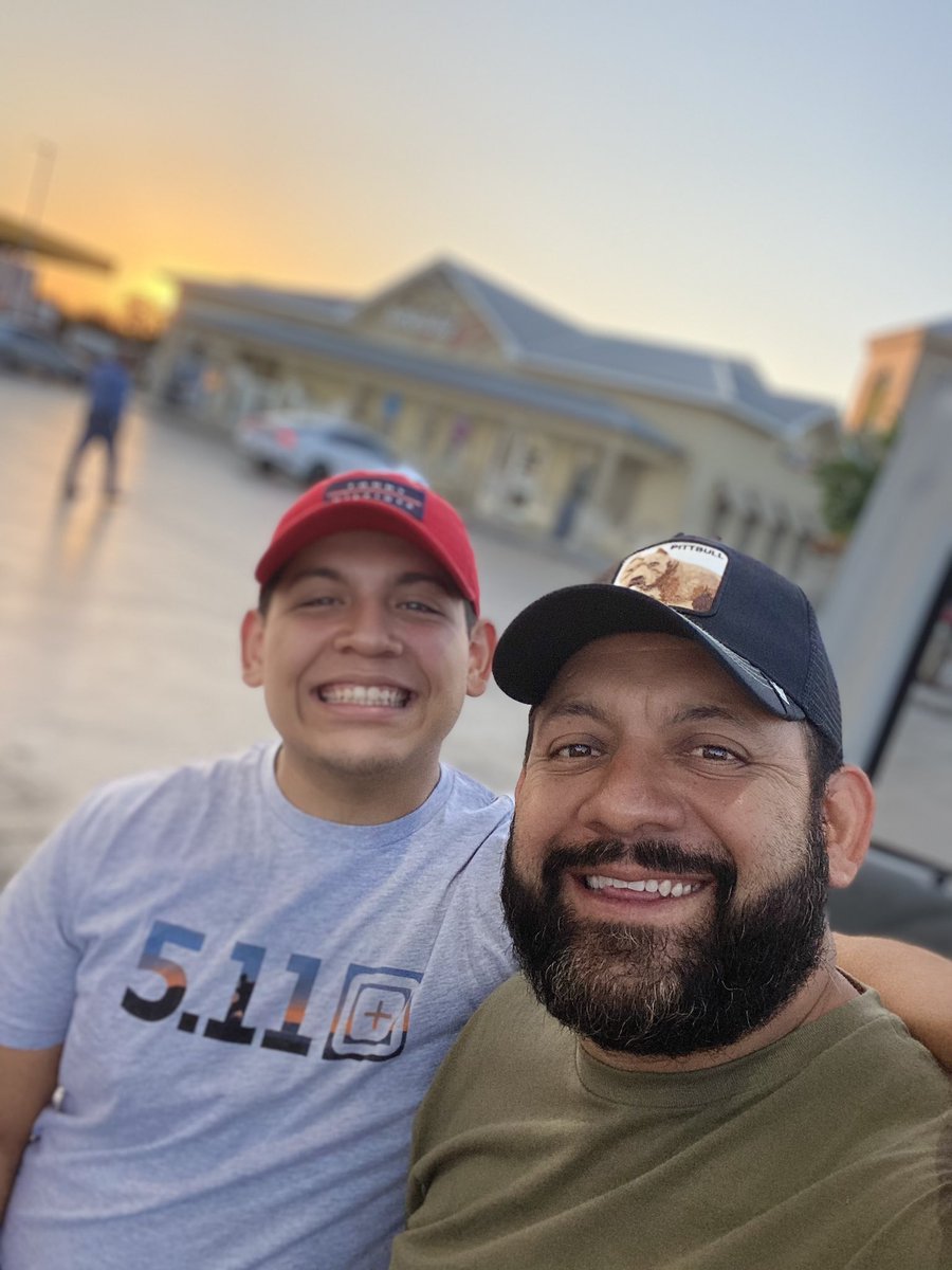 josemcalderonc's tweet photo. La amistad no cuesta, pero un amigo como vale #PepeNacho https://t.co/D0pvbpcSZe