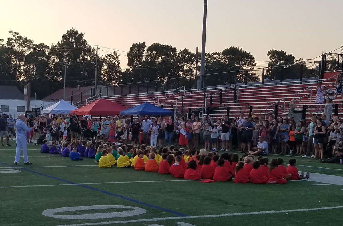 300+ kindergarten students stormed Fred Green Field as Mayor Brodeur &amp; Superintendent Kukenberger welcomed the Class of 2034 to a party in the park! #MelrosePS