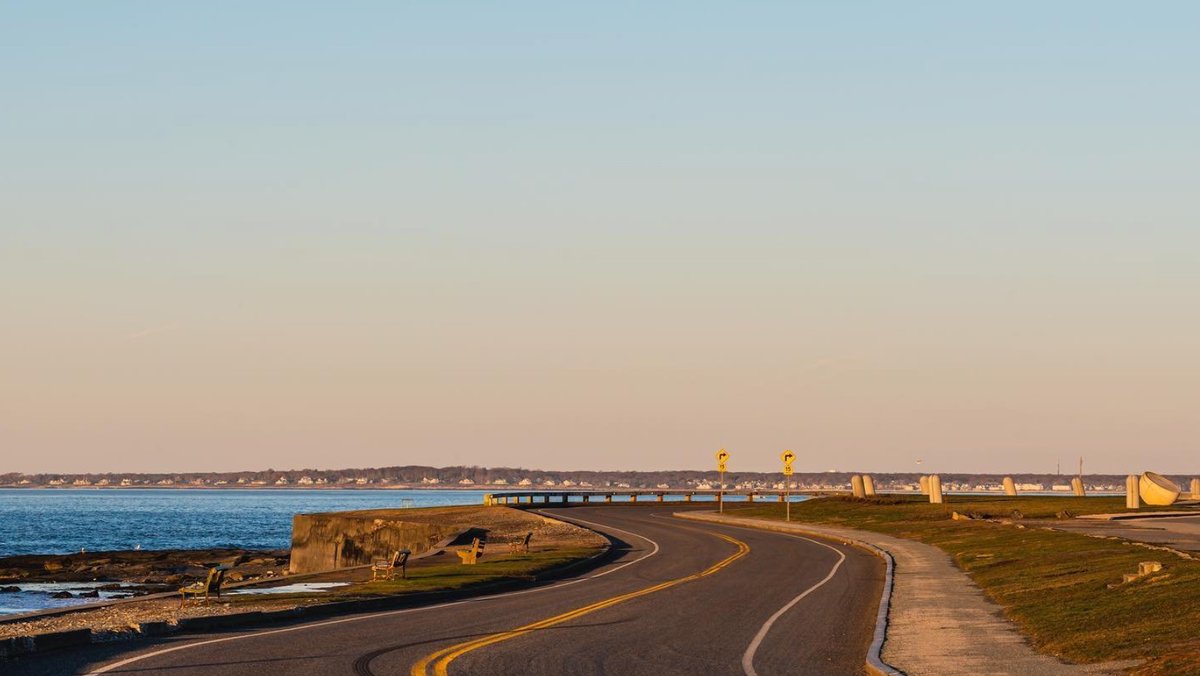 HammettsHotel's tweet image. While you're here: Make your way to Ocean Drive for the most serene 10-mile drive of your life 
📷: instagram.com/andrewj_brooks

#newportri #hotelstay #traveltuesday