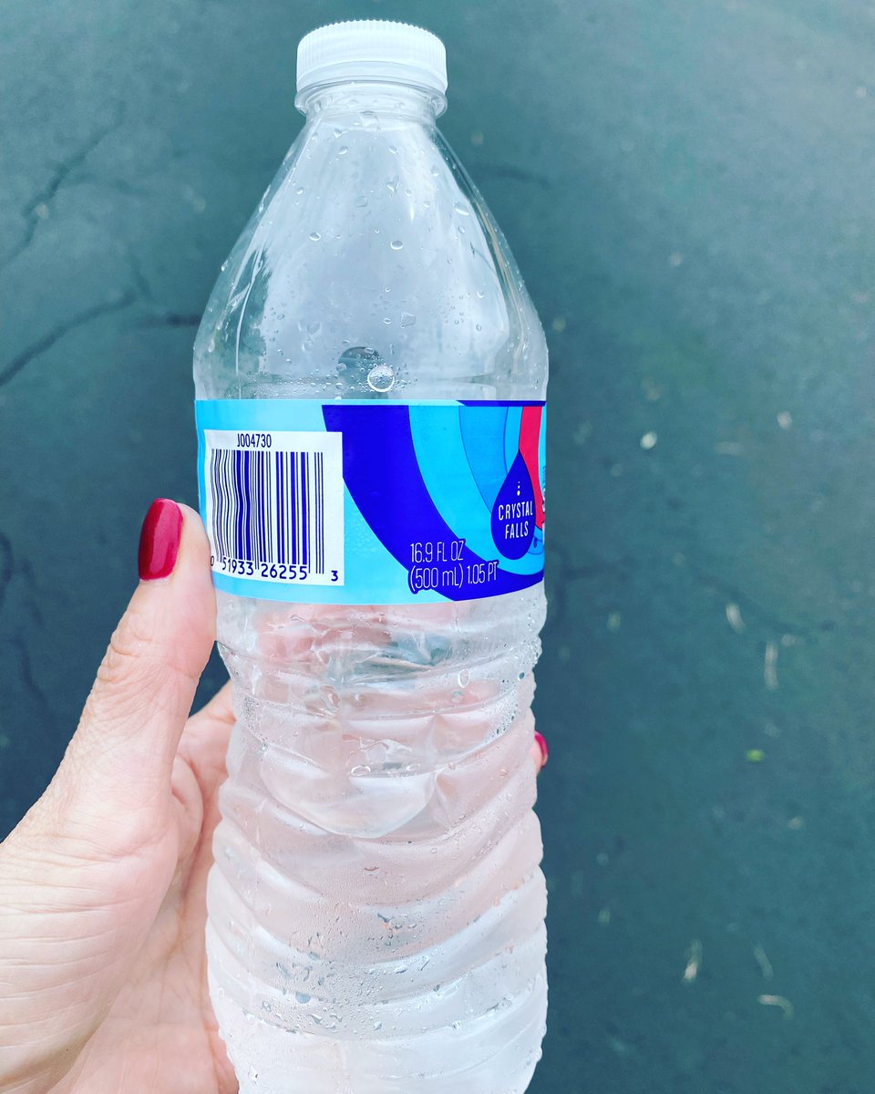 tlroach21's tweet image. When one of your families brings you a cold bottle of water in the pick up line ❤️😊 #MSE #aplife