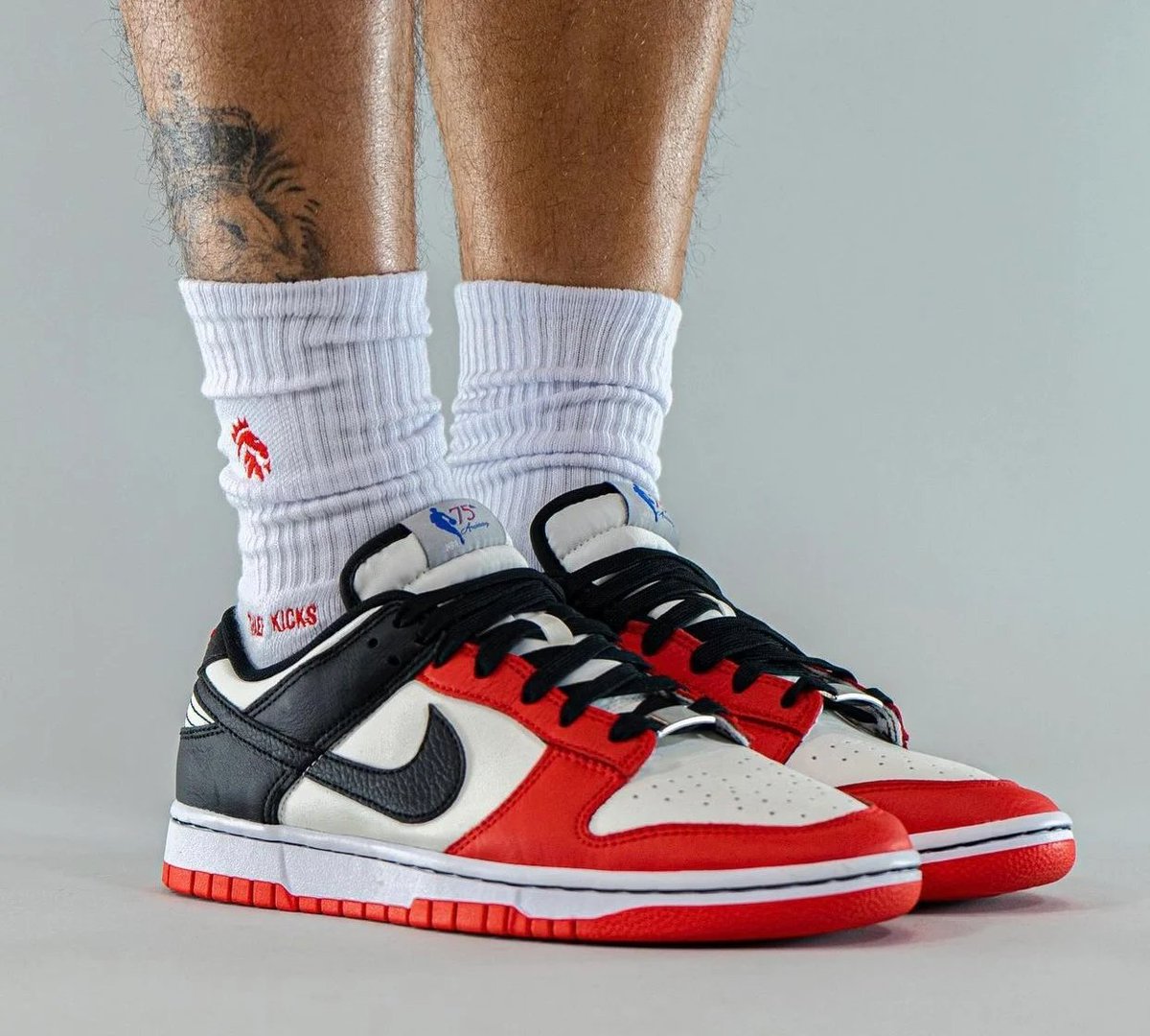 TheSiteSupply's tweet photo. NBA x Nike Dunk Low EMB Chicago 👟

🗓️ Coming soon...

📸 yankeekicks IG https://t.co/vohrJsLHhr