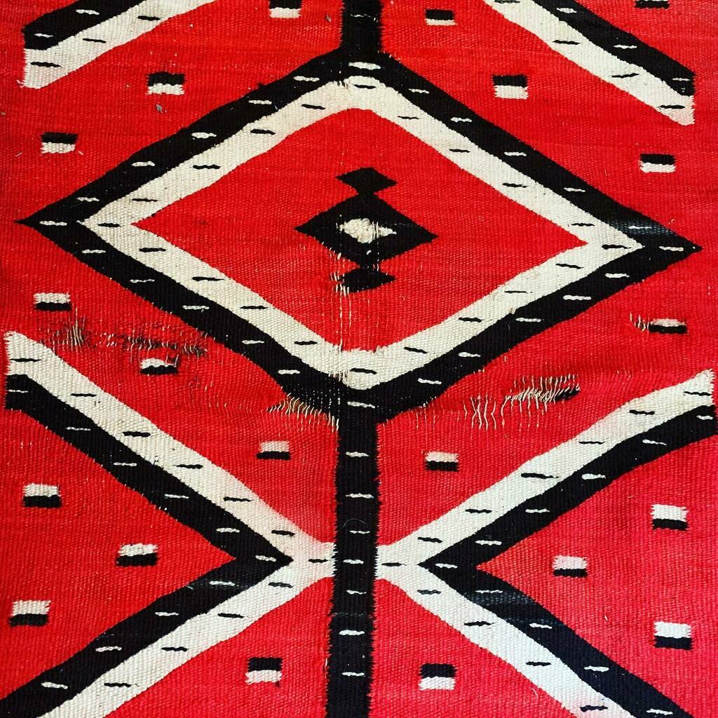 PioneerHaus's tweet image. So vibrant. Vintage Navajo textile. #threadbare #pattern #dye #weaving instagr.am/p/CTBGNxrMdco/