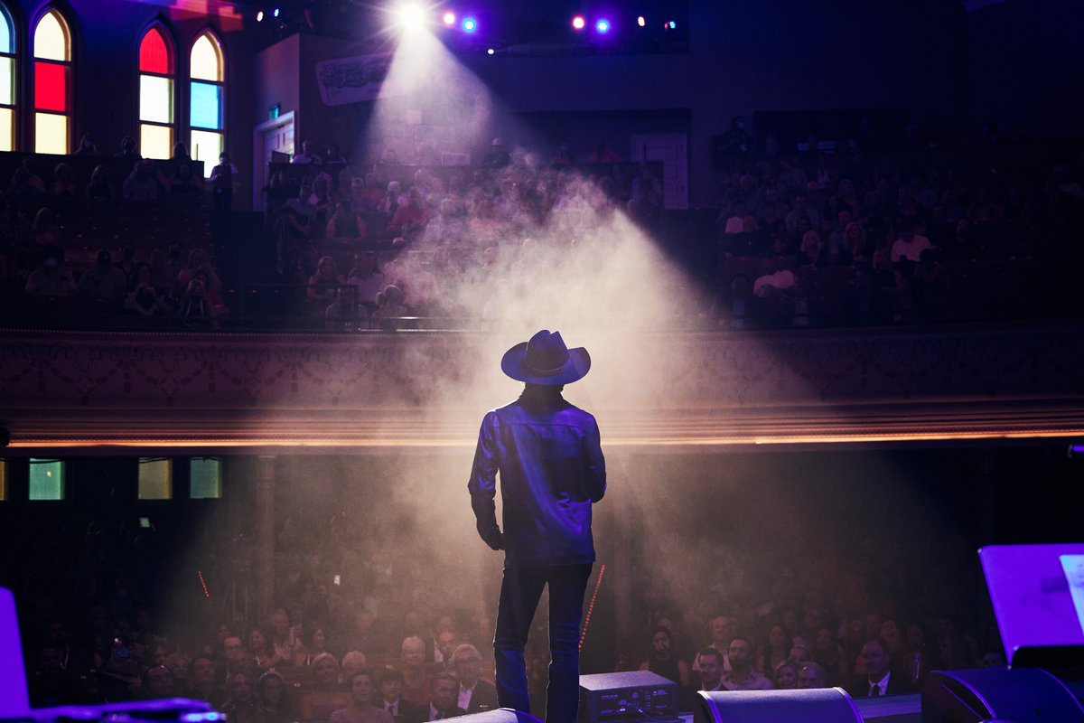 ACMawards's tweet photo. .@janson_chris's heartwarming performance of "He Stopped Loving Her Today" paired with Curly Putnam accepting the #ACMHonors Poet's Award has everyone at @theryman in their Country Music feels ❤️ https://t.co/bshZbCl4Hw