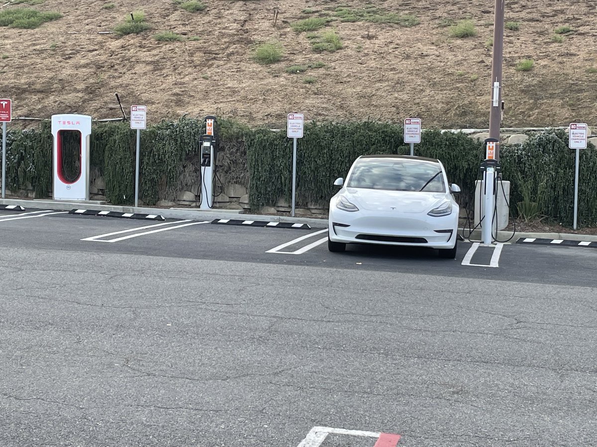 Suchan11's tweet photo. Why would anyone do that? There’s a supercharger right there??? https://t.co/bDCz94UIPo