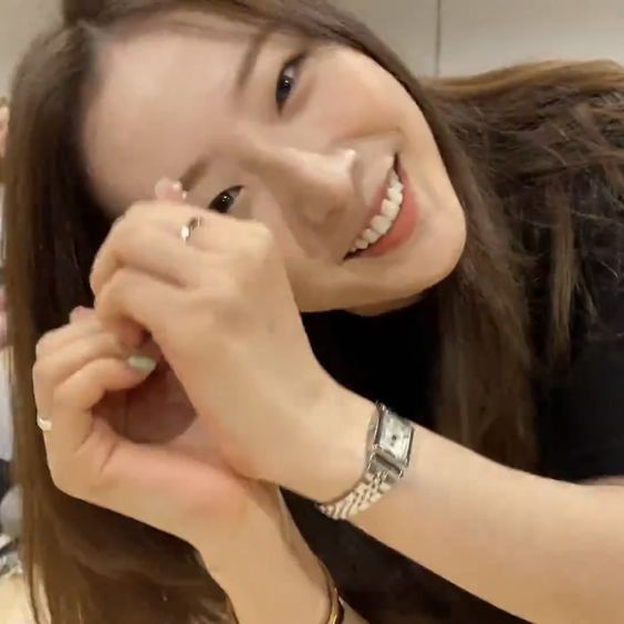 haseulhourly's tweet photo. hourly haseul presents #haseul #하슬 #이달의소녀 
@loonatheworld https://t.co/h5fRz69399