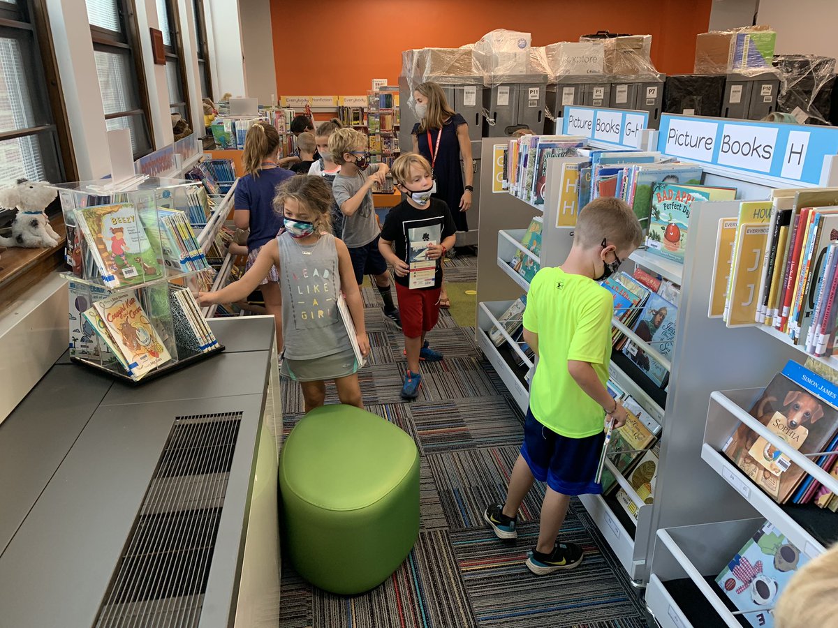 It was so amazing to see these second graders walk around the library and choose their own books!  They haven’t done this since kindergarten! ❤️ <a href="/RooseveltD64/">RooseveltD64</a> #engaged64