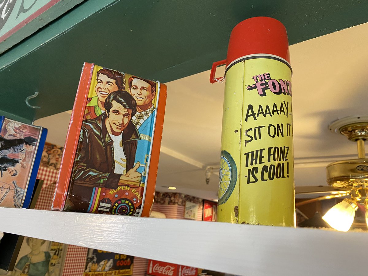 Tomdb84's tweet photo. @hwinkler4real saw this at the Edgartown Diner on Martha's Vineyard. Right next to a Sean Connery as James Bond lunchbox. https://t.co/ElK7JR8Kfs