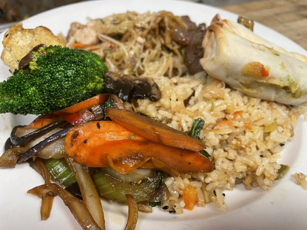 kurtarnold_kurt's tweet photo. In our last Wednesday of the deployment we are having Combo Plate #3 . @HMCSNCSMCalgary #WhatsOnYourPlate #WarshipChefs https://t.co/eLOjqeJe18