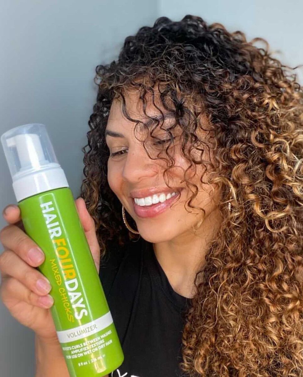 It’s Wednesday for some of you this is your day 3 or 4 ? time to refresh those curls !! #mixedchickshairproducts #mixedchickshair #curlyhairstyles #itsminetodefine #strongisthenewbeautiful #hairfourdays