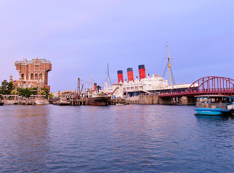 東京ディズニーリゾートpr 公式 ニューヨークの富を二分する2人の実業家 今日のブログでは 東京ディズニーシーの アメリカンウォーターフロントにまつわるちょっと興味深いストーリーをお届けします ストーリーをくわしく知ると いつもの景色が