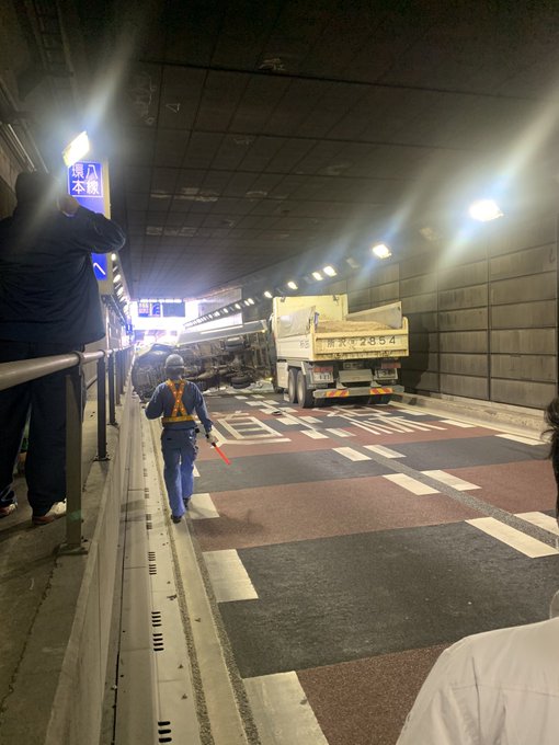 横転事故 環八 外回り 井荻トンネルでトラック横転事故 時間かかりそう まとめダネ