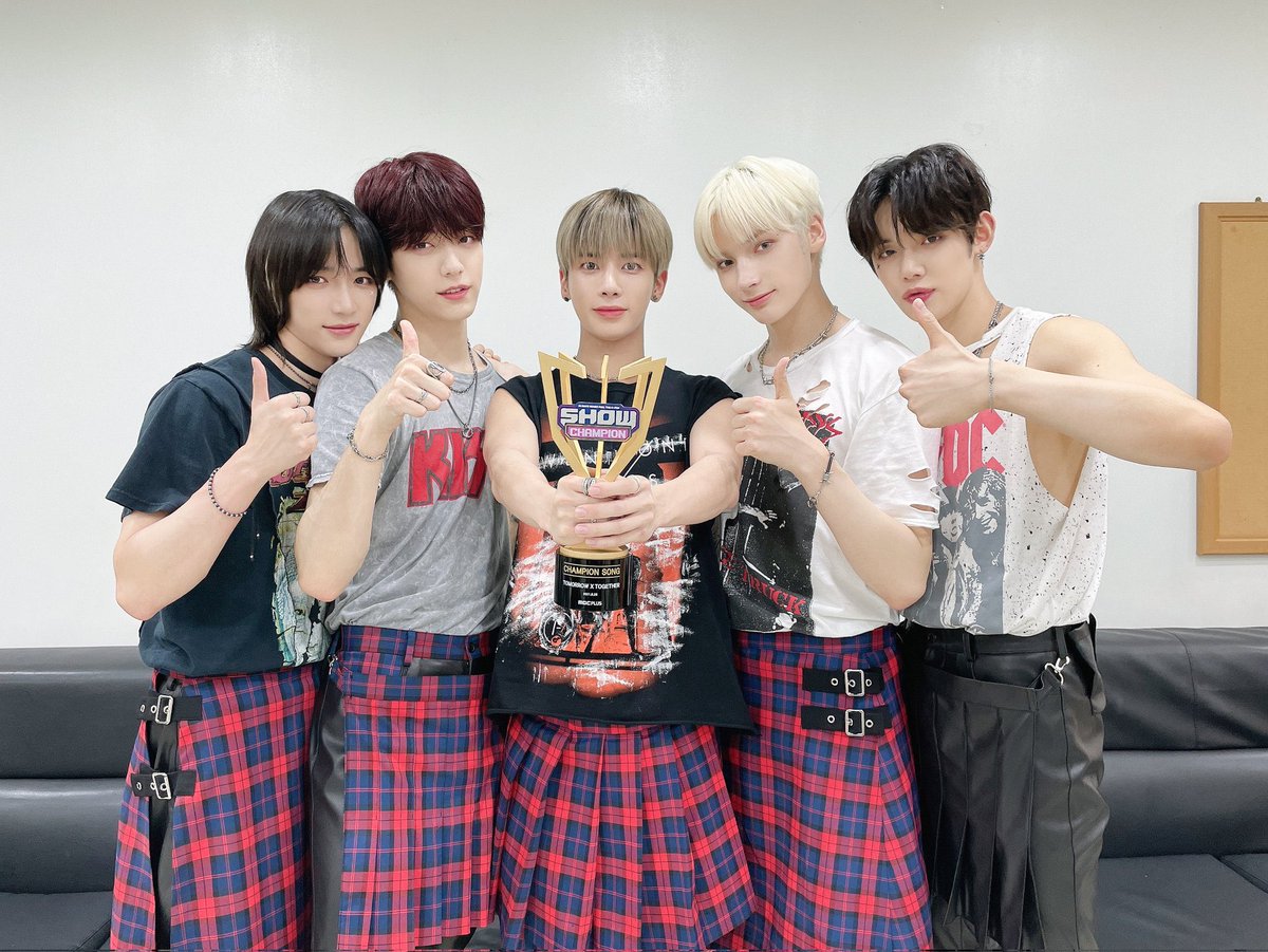 uki_app's tweet photo. Congratulations to TXT for winning 1st place in Show Champion with their song #LOSER_LOVER. Uki is so proud of you!🥰
https://t.co/2Jw247KV68
#uki #ukiapp #download_uki #LOSERLOVER2ndWin #TXT13thWin https://t.co/hvfNAIWbyg