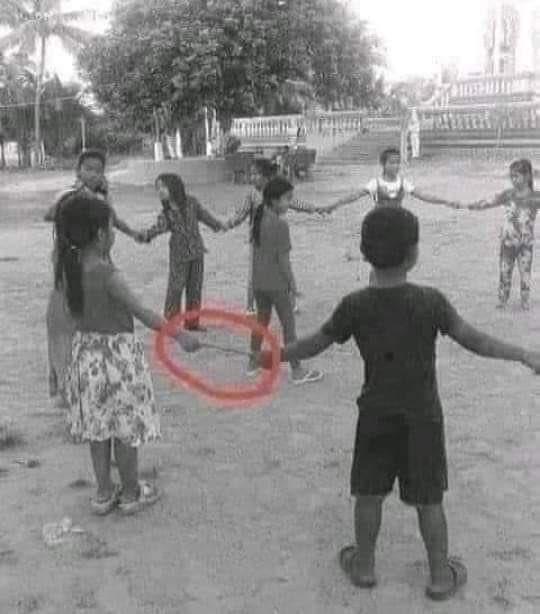 في الزمن الماضي عند اللعب، كانت الفتاة ترفض أن يلمسها الولد والعكس، وكانوا يلجؤون إلى هذه الطريقة التي في الصورة.

 و كان الولد يبكي عندما يُجلسه أستاذه مع فتاة، والبنت تبكي عندما يجلسها مع ولد..

أي أرواح طاهرة فقدناها