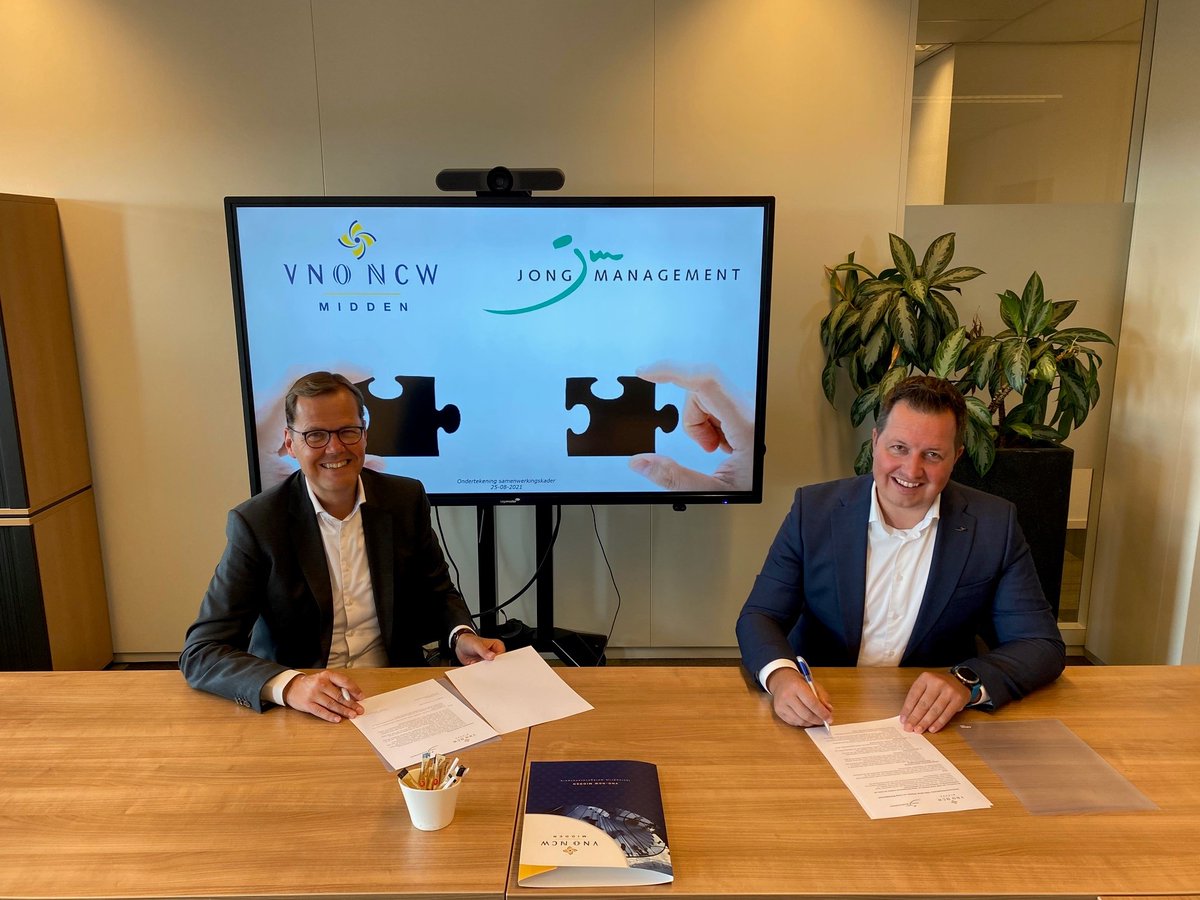 <a href="/vnoncwmidden/">VNO-NCW Midden</a> en <a href="/jongmanagement/">JongManagement_VNO-NCW</a> blijven ook in de komende jaren de samenwerking continueren en intensiveren. <a href="/MarcelHielkema/">marcel hielkema</a>, voorzitter VNO-NCW Midden, en <a href="/DaanLammers/">Daan Lammers</a>, voorzitter Jong Management, hebben daarvoor gistermiddag het Samenwerkingskader ondertekend.
#samenwerking