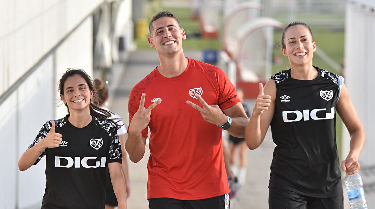 paula_andu7's tweet photo. Vamos a por otra doble!!!! ⚡🦁💪🏽
#VamosRayo⚡⚡⚡ https://t.co/DOqhEMGti2