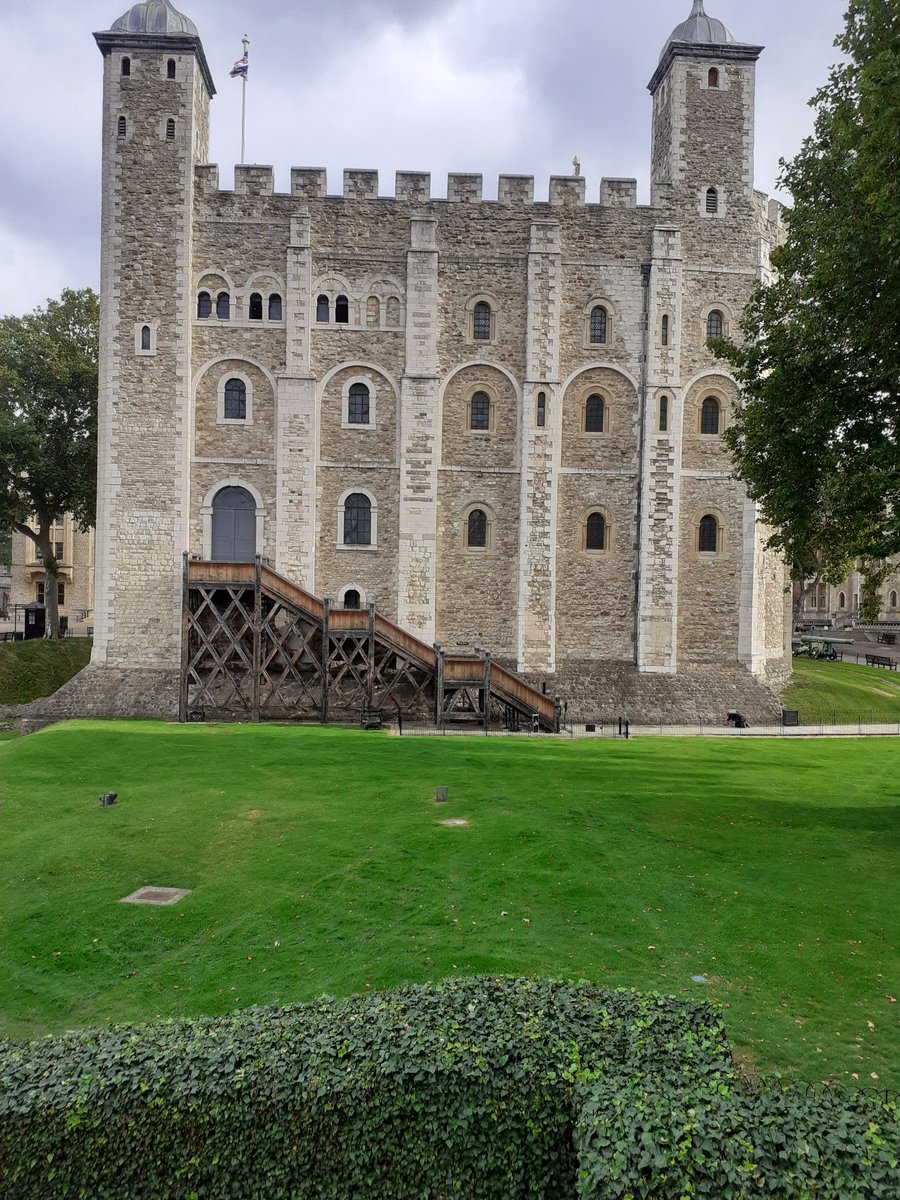 ExBeefeaterDave's tweet image. @Williams76David I think you need to re-program #RoboChop
The #UnionFlag 🇬🇧 design on the South Lawn isn&apos;t really working 😉🤣