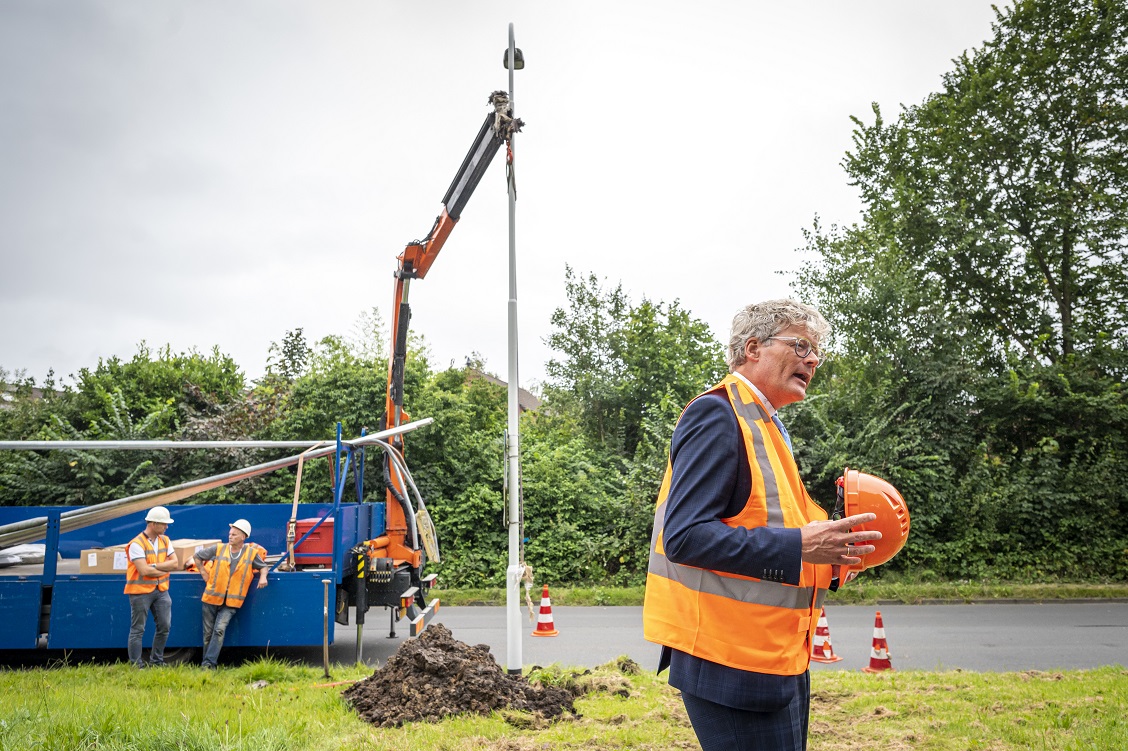 Gisteren plaatste wethouder <a href="/bobbergsma/">Bob Bergsma</a> de eerste circulaire lichtmast van Nederland op de Esakkerweg in Peelo. Een belangrijke stap in het unieke concept ‘Circulair Verlicht’. Afgeschreven lichtmasten worden hersteld voor nieuw gebruik. Meer info via bit.ly/3gyz9Jz