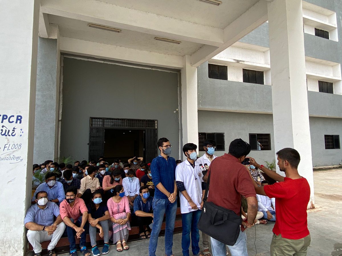 GIDA_Official's tweet photo. 150 Intern Doctors of GMERS,Junagadh on Strike regarding non payment of Promised Covid Allowance.

Even after 2 Orders of Government, Covid Allowance of 4 Months is not being given to them till now.

No response from College Authorities regarding this from last 2 Months! https://t.co/f4cDhjCs85