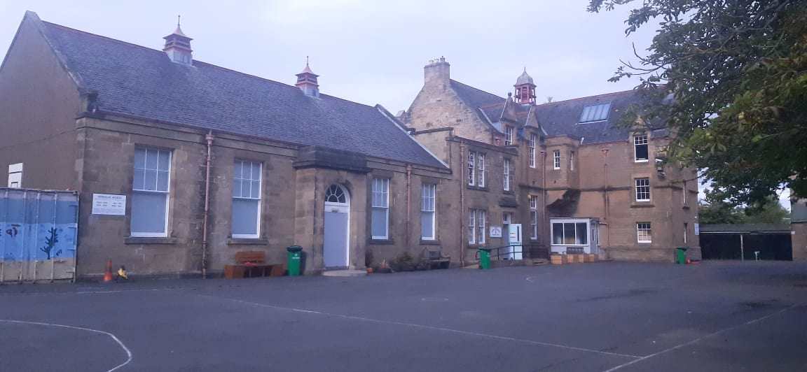 GreenerGranton's tweet photo. Another Thursday with "How well do you know #Edinburgh?" quiz. As usual, all the photos taken by our volunteer-Stuart Mitchell on his daily walks around the city. To take part-recognise the photos and write your answers in the comment section👇👇👇👇 https://t.co/SogMX5IeJa