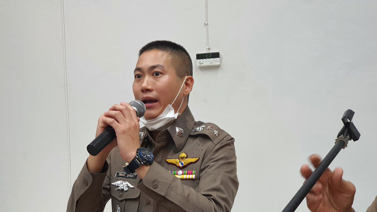 KhaosodOnline's tweet image. จับได้แล้ว!! เผย #ผู้กำกับโจ้ จนมุม ตร.บุกถึงแหล่งกบดาน คุมตัวสอบที่เซฟเฮ้าส์ สุชาติ ธีระสวัสดิ์ รองผบ.ตร. เตรียมบินสอบสอบสวนเอง