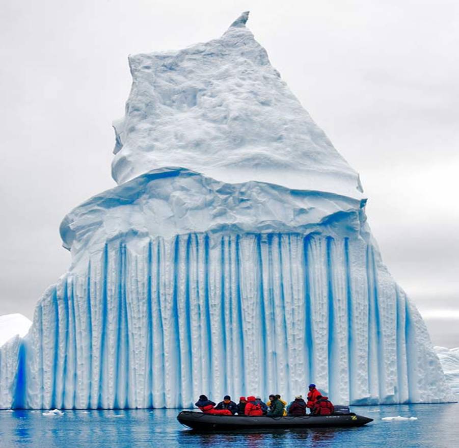 Какая часть айсберга над водой. Ушуайя розовый Айсберг. Пирамидальные айсберги. Айсберги в Атлантическом океане. Полосатые айсберги.