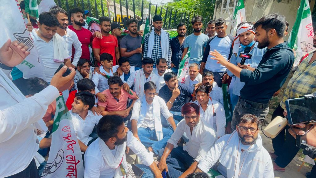 Yuva_RLD's tweet photo. . बिजली की समस्याओं को लेकर #मथुरा कैंट बिजली घर का घेराव कर युवा राष्ट्रीय लोकदल कार्यकर्ताओं ने प्रदर्शन किया। #YuvaRLD https://t.co/8RhQFectLM
