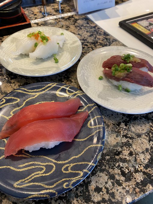 昼に食ったラーメンが微妙だったので、隣にある回転寿司でマグロ、活たこ、桜肉を頼んだ 