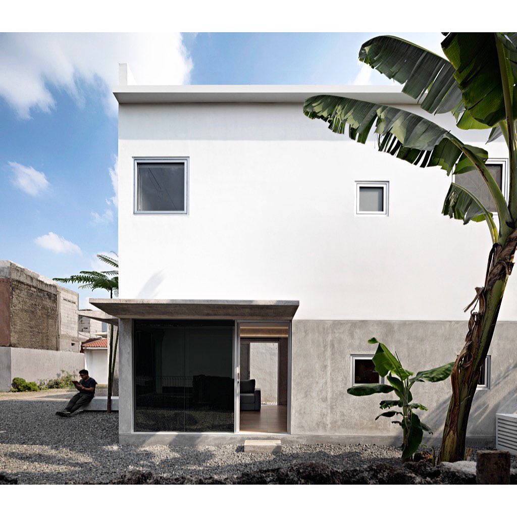 iDEAOnline's tweet photo. Apa yang paling kamu suka dari bagian eksterior rumah Hethuis ini?
Lokasi: Jakarta
Tahun: 2021
Luas Bangunan: 58 m2
Luas Tanah: 150m2
Desain: Sontang M Siregar
Foto: Mario Wibowo
#arsitekindonesia
#indonesianarchitect
#berbagiidea #ideaonline
Dipost @akjuanda https://t.co/df4SXg0XgO