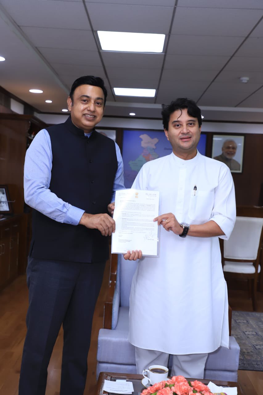 नागरिक उड्डयन मंत्री ज्योतिरादित्य सिंधिया ने हवाई अड्डों के विकास में तेजी लाने के लिए पांच राज्यों के मुख्यमंत्रियों से व्यक्तिगत हस्तक्षेप की मांग की