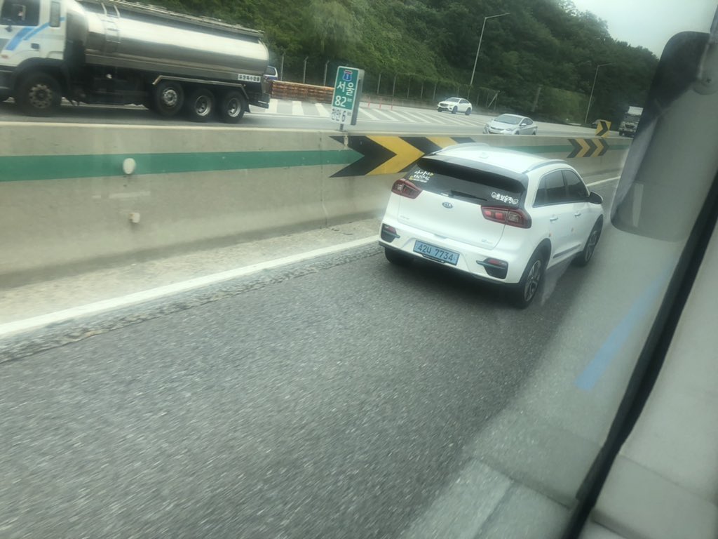 42나7734 흰색 차량 버스전용차선(운행가능구역)에서 서행으로 버스주행을 방해한다 심지어 브래이크를 밟기도 했다 “애기가 타고있어요” 를 써붙였다. 차안의 애기가 애비란놈 하는거 보고 배울라 애기야 눈감거라. 애비꼬라지보면 ㅉㅉㅉ